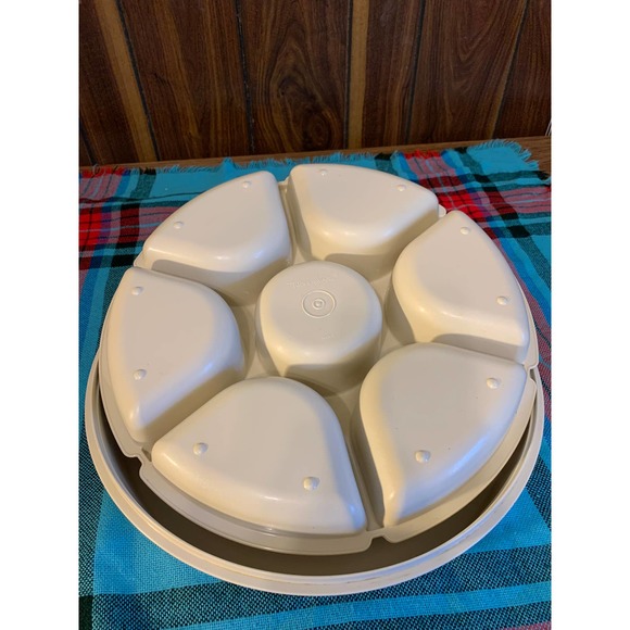 Tupperware divided vegetable chip and dip tray with lid - Picture 4 of 14